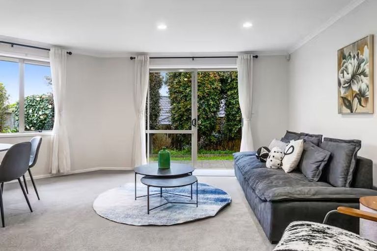 Photo of property in 5 Sunvista Avenue, Oteha, Auckland, 0632