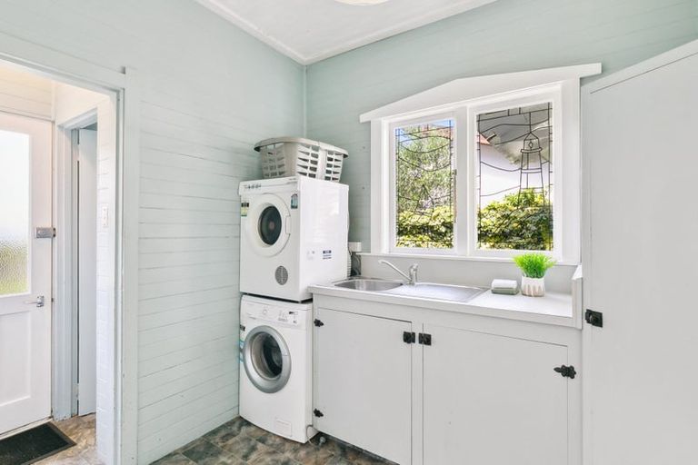 Photo of property in 102 Nevay Road, Karaka Bays, Wellington, 6022