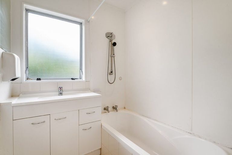 Photo of property in 2/8 Helena Street, Massey, Auckland, 0614