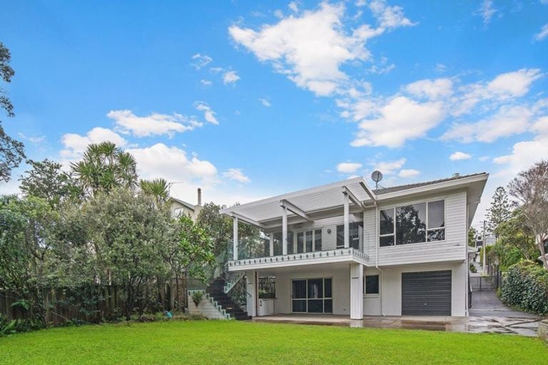 Photo of property in 9 Sandown Road, Rothesay Bay, Auckland, 0630