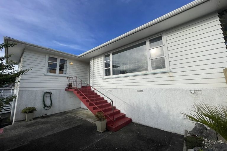 Photo of property in 35 Pokohiwi Road, Normandale, Lower Hutt, 5010