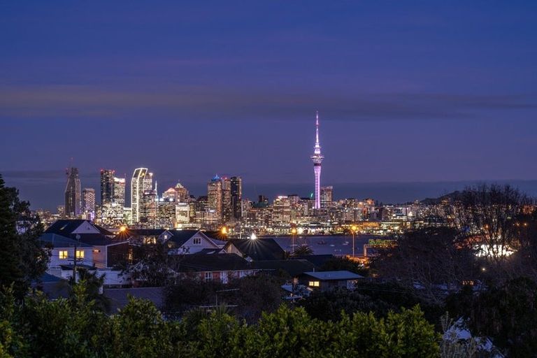 Photo of property in 26 Waimana Avenue, Northcote Point, Auckland, 0627