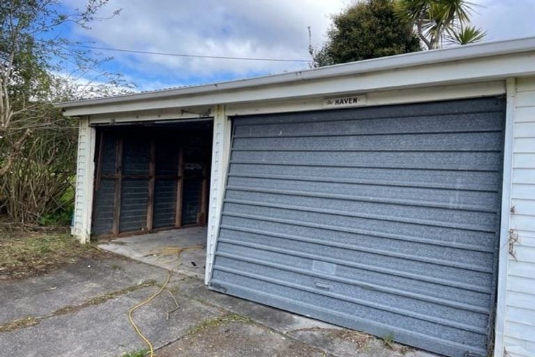 Photo of property in 22 Cliff View Drive, Green Bay, Auckland, 0604
