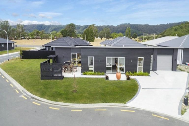 Photo of property in 3 Passchendaele Grove, Trentham, Upper Hutt, 5018
