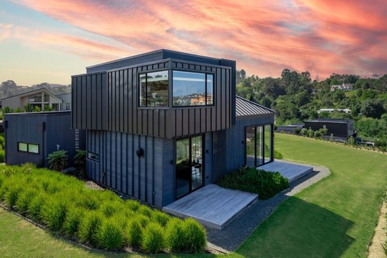 Photo of property in 11 Laguna Place, Matakatia, Whangaparaoa, 0930