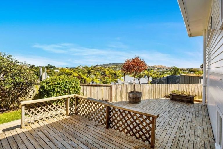 Photo of property in 12 Kinapori Terrace, Newlands, Wellington, 6037