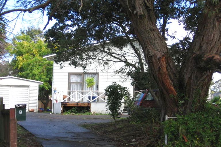 Photo of property in 1 Meadow Crescent, Te Atatu South, Auckland, 0602