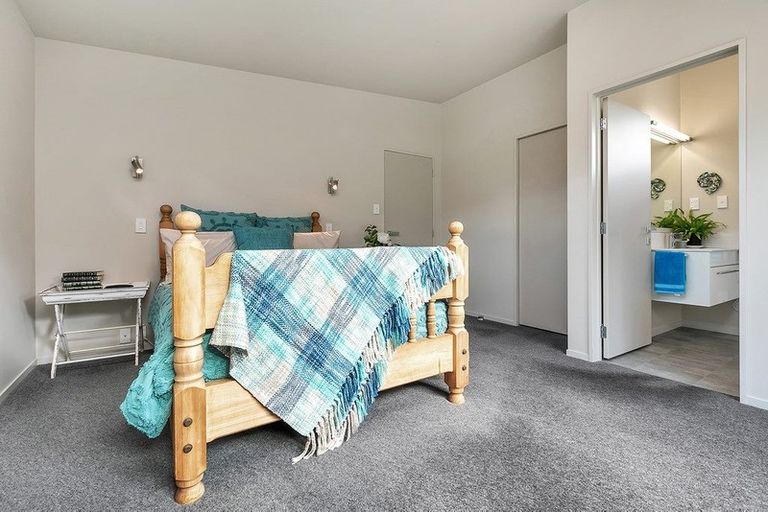 Photo of property in 96a Eskdale Road, Birkdale, Auckland, 0626