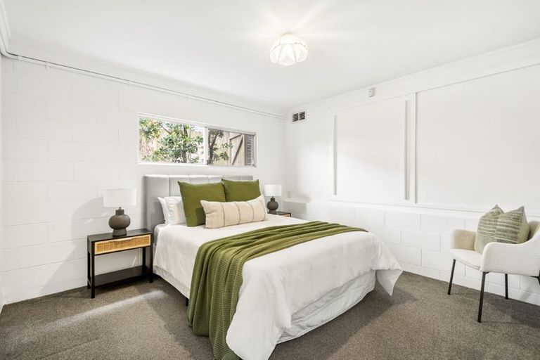 Photo of property in 14 Holdaway Avenue, Northcote, Auckland, 0627