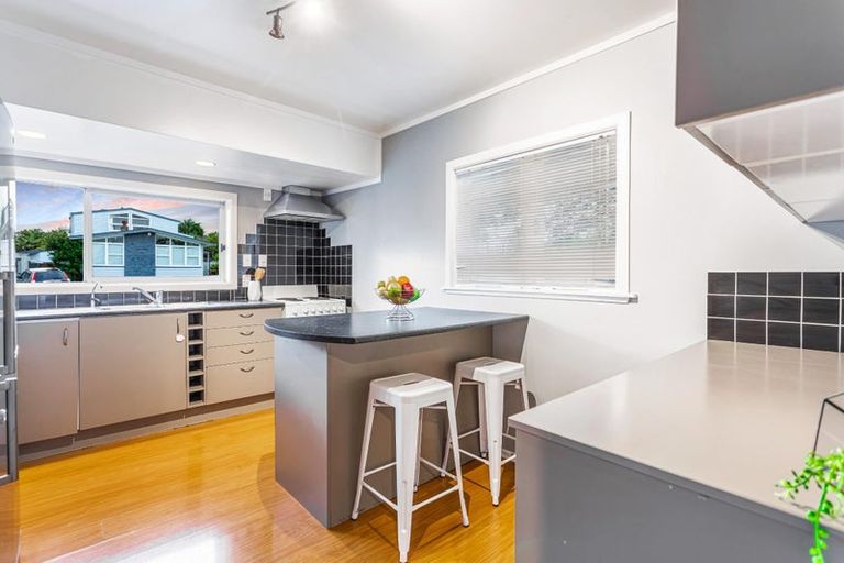 Photo of property in 6 Crompton Road, Massey, Auckland, 0614
