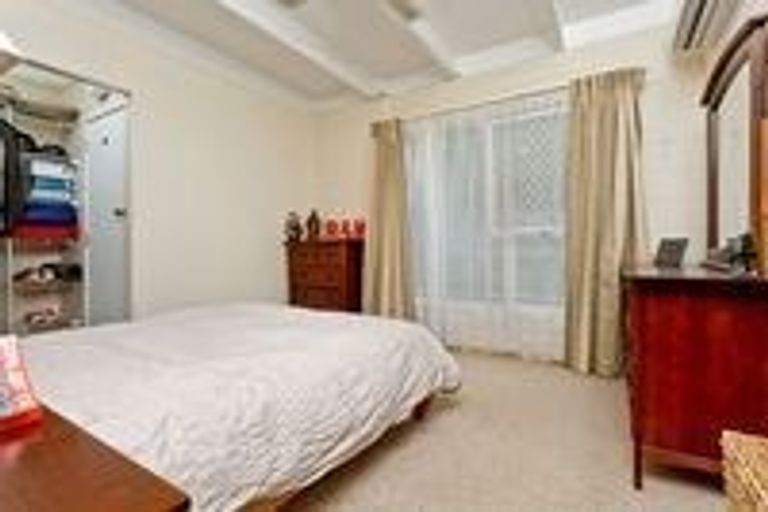 Photo of property in 8 Longwood Place, Forrest Hill, Auckland, 0620