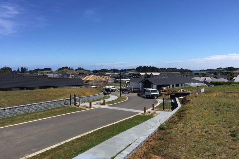 Photo of property in 7 Oakmont Crescent, Waiwhakaiho, New Plymouth, 4312