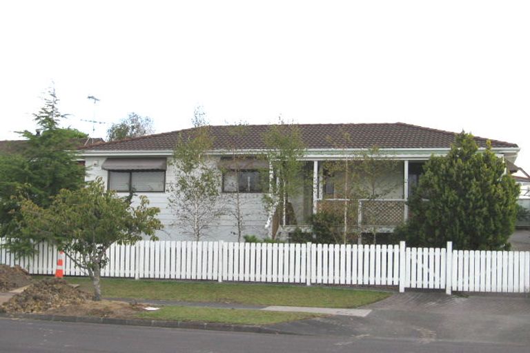 Photo of property in 28 Granville Drive, Massey, Auckland, 0614