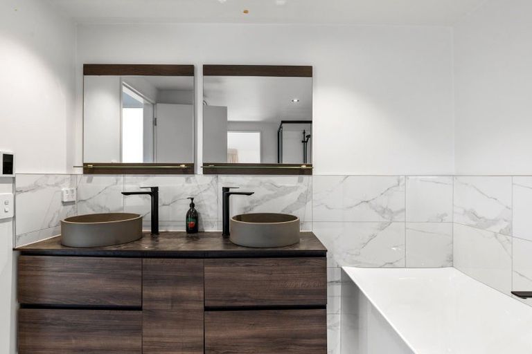Photo of property in 8 Elizabeth Place, Kelvin Heights, Queenstown, 9300