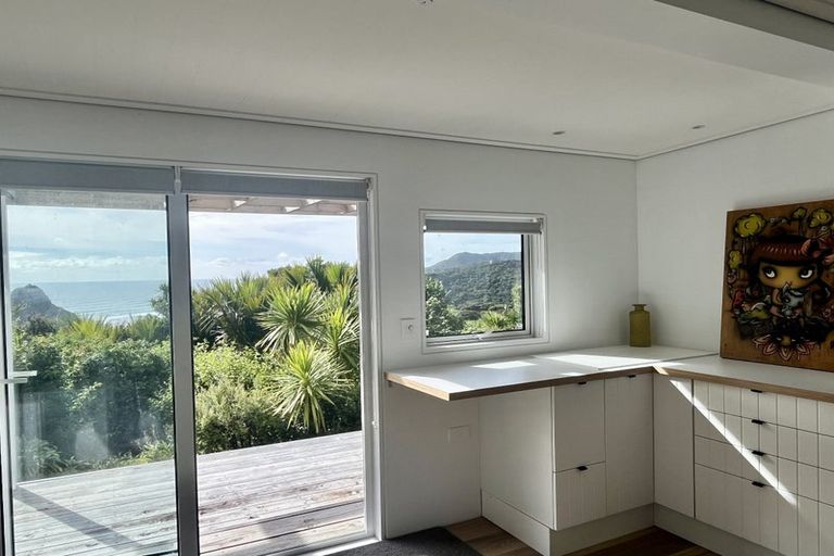Photo of property in 15 Piha Road, Piha, New Lynn, 0772
