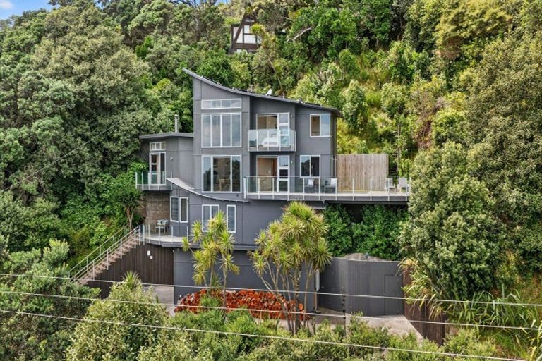 Photo of property in 10 Waitea Road, Muriwai, Waimauku, 0881