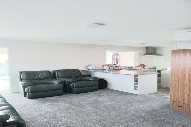 Photo of property in 2/25 Tanoa Place, Glendene, Auckland, 0602