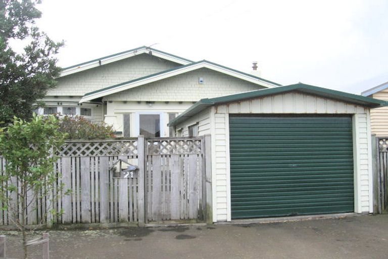 Photo of property in 21 Puru Crescent, Lyall Bay, Wellington, 6022