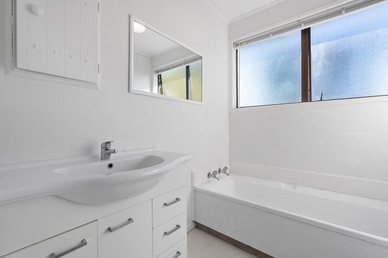 Photo of property in 10 Rena Place, West Harbour, Auckland, 0618