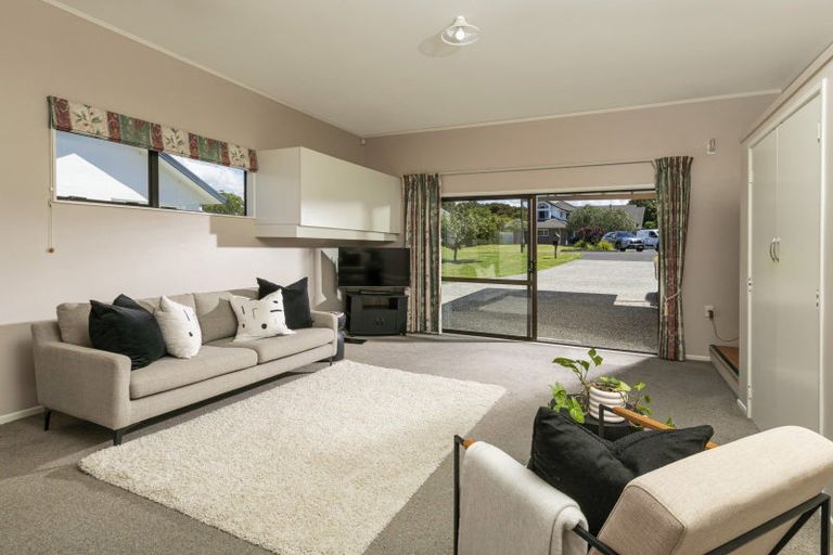 Photo of property in 11 Windfall Grove, Greenhithe, Auckland, 0632