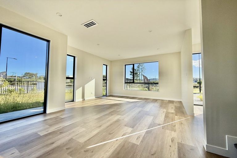 Photo of property in 136 Vintry Drive, Kumeu, 0810