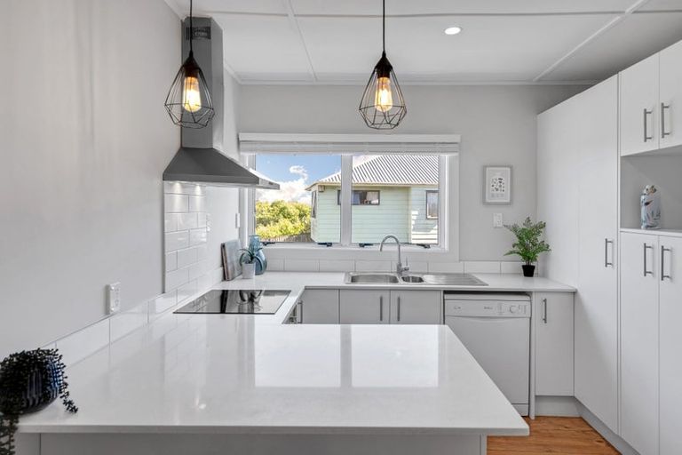 Photo of property in 15 Donovan Avenue, Massey, Auckland, 0614