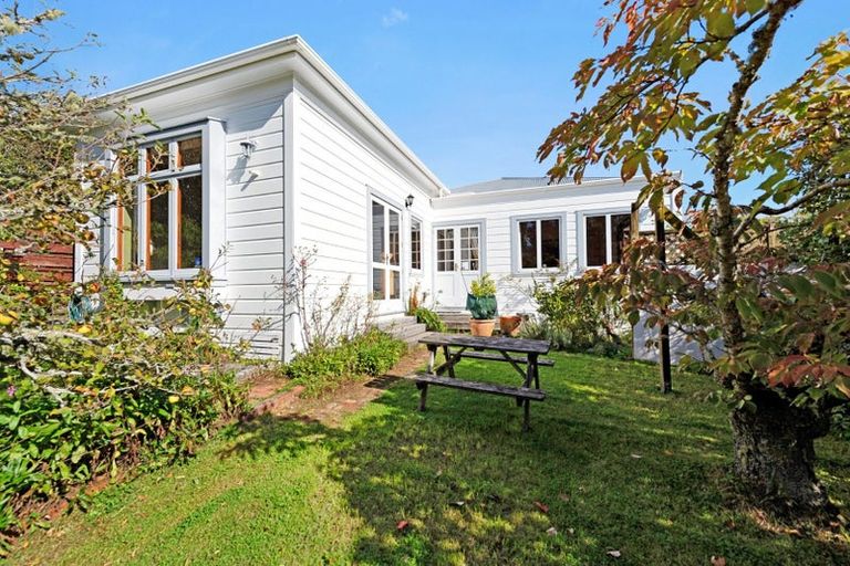 Photo of property in 3 Harbour View Road, Northland, Wellington, 6012