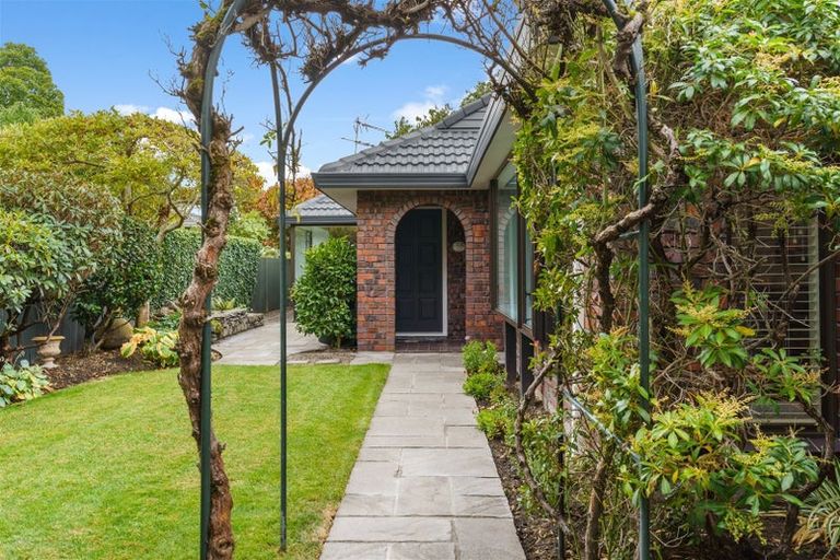 Photo of property in 33 Highland Place, Avonhead, Christchurch, 8042