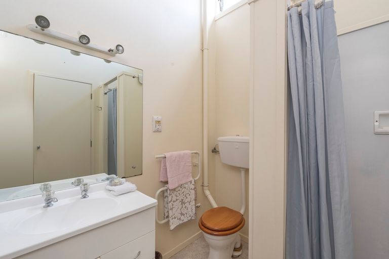 Photo of property in 1a Dolbear Street, Titirangi, Auckland, 0604