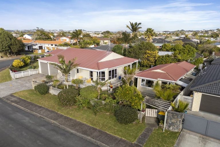 Photo of property in 6 Lillian Place, Orewa, 0931