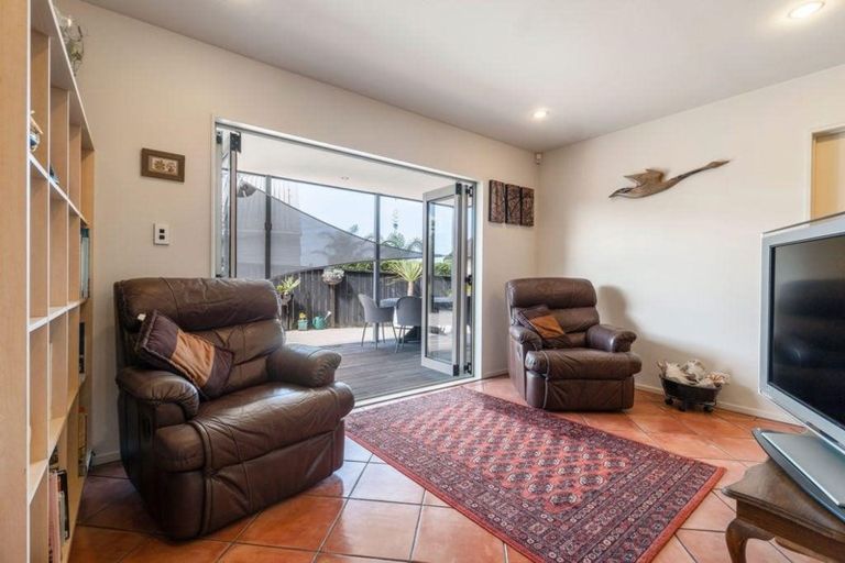Photo of property in 44a Spinnaker Drive, Te Atatu Peninsula, Auckland, 0610