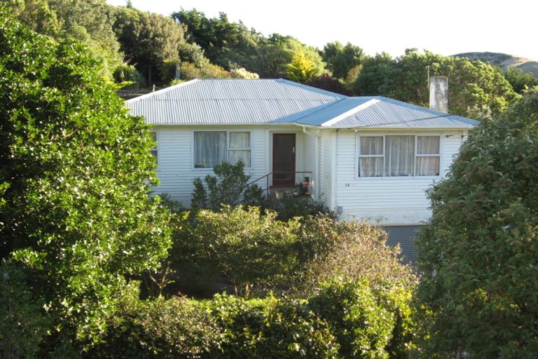 Photo of property in 34 Miles Crescent, Newlands, Wellington, 6037