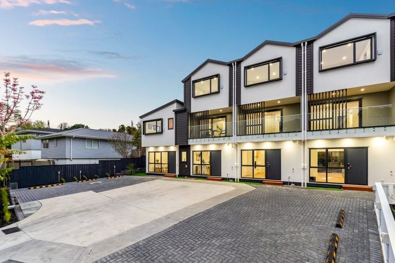 Photo of property in 16 Saint Catherine Crescent, West Harbour, Auckland, 0618
