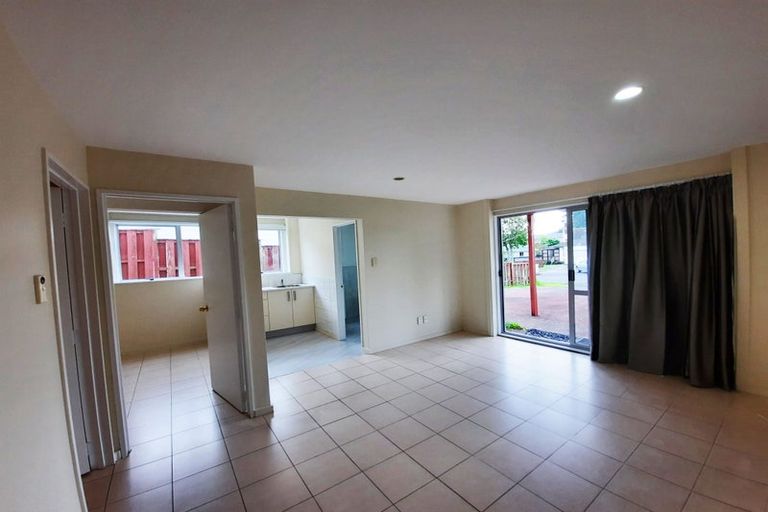 Photo of property in 23 Cairngorm Place, Highland Park, Auckland, 2010