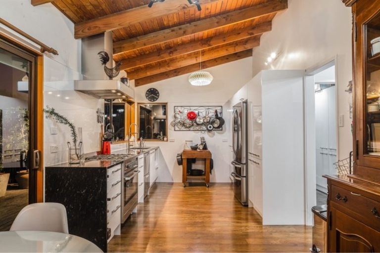 Photo of property in 215 Shaw Road, Titirangi, Auckland, 0604