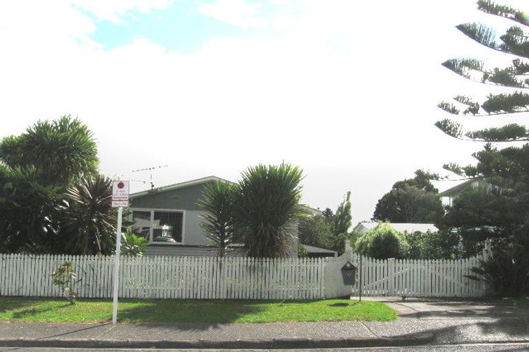 Photo of property in 10 Ozich Avenue, Te Atatu South, Auckland, 0610