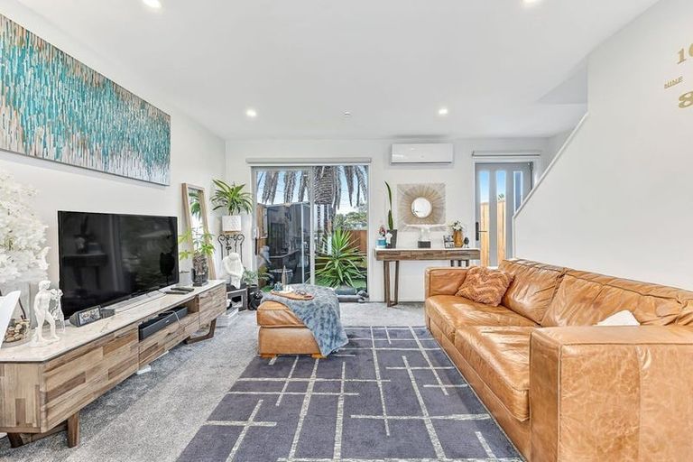 Photo of property in 2/24 Kelwyn Road, Kelston, Auckland, 0602