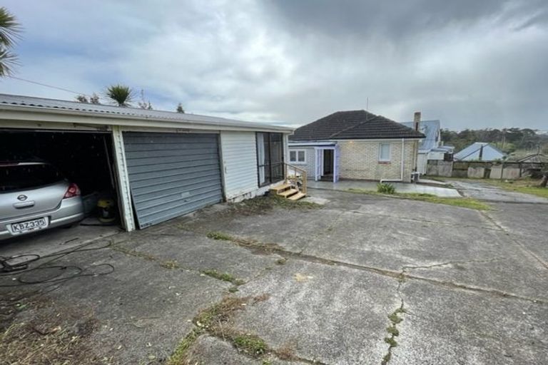 Photo of property in 22 Cliff View Drive, Green Bay, Auckland, 0604