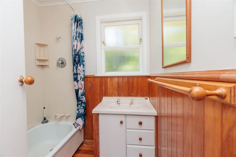 Photo of property in 29 Kahikatea Grove, Paparangi, Wellington, 6037