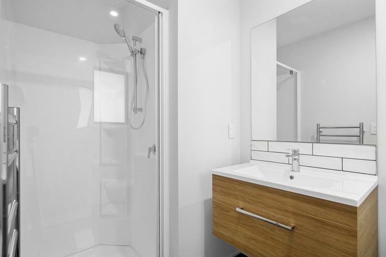 Photo of property in 10b Gradwell Place, Two Mile Bay, Taupo, 3330