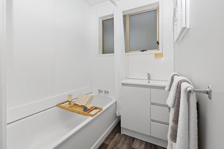Photo of property in 120 Woodglen Road, Glen Eden, Auckland, 0602