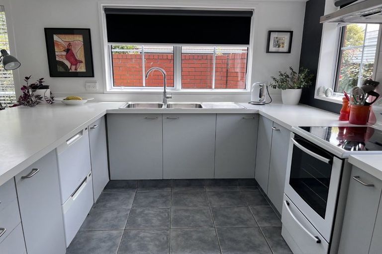 Photo of property in 50 Saint Andrews Square, Strowan, Christchurch, 8052