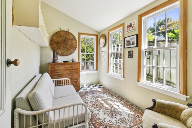 Photo of property in 28 Queen Street, Mount Victoria, Wellington, 6011