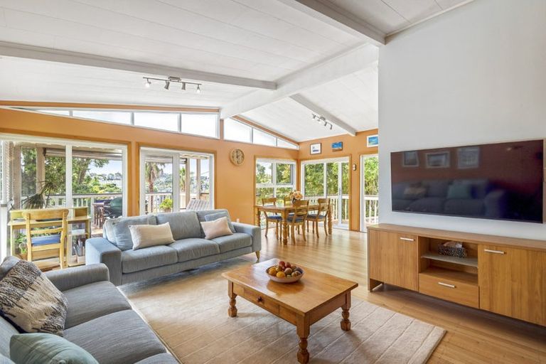 Photo of property in 94 Saddleback Rise, Murrays Bay, Auckland, 0630