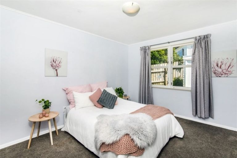 Photo of property in 38 Lyndfield Lane, Newlands, Wellington, 6037