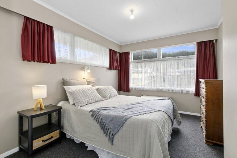 Photo of property in 5 Norana Road, Maoribank, Upper Hutt, 5018