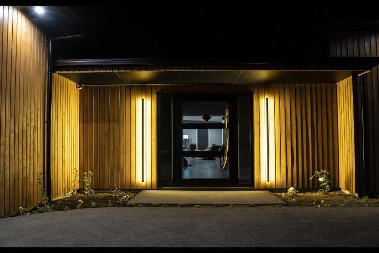 Photo of property in 5 Te Ara Karoiroa Road, Hurford, New Plymouth, 4374