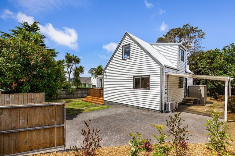 Photo of property in 2/12 Neil Avenue, Te Atatu Peninsula, Auckland, 0610
