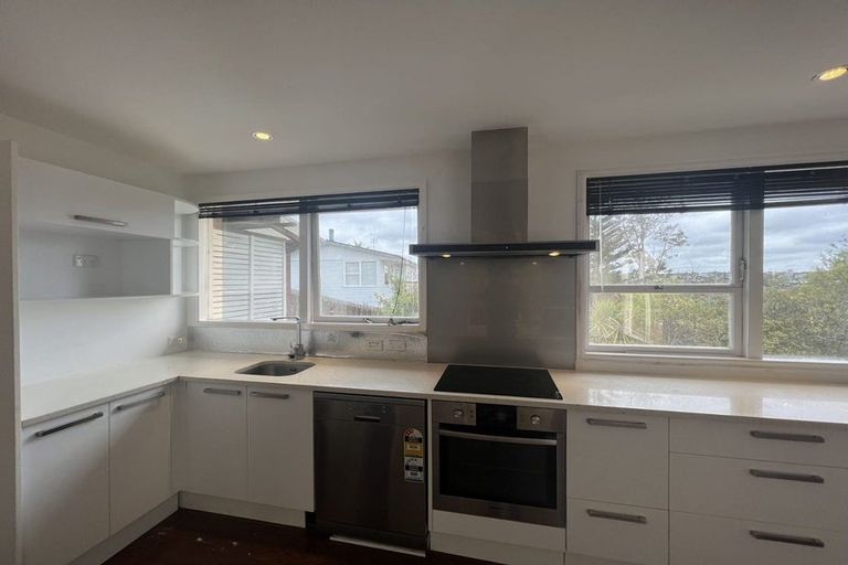 Photo of property in 11 Holt Avenue, Torbay, Auckland, 0630