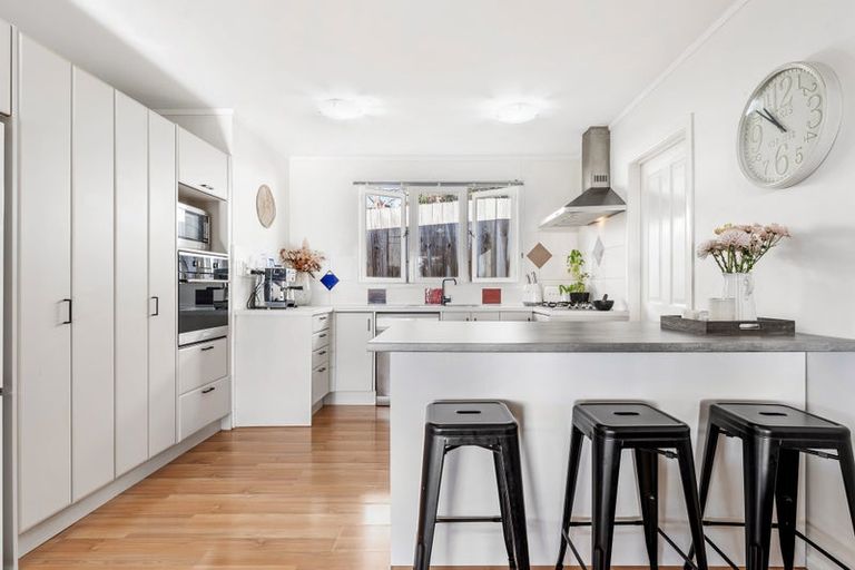 Photo of property in 11b Waiora Road, Stanmore Bay, Whangaparaoa, 0932